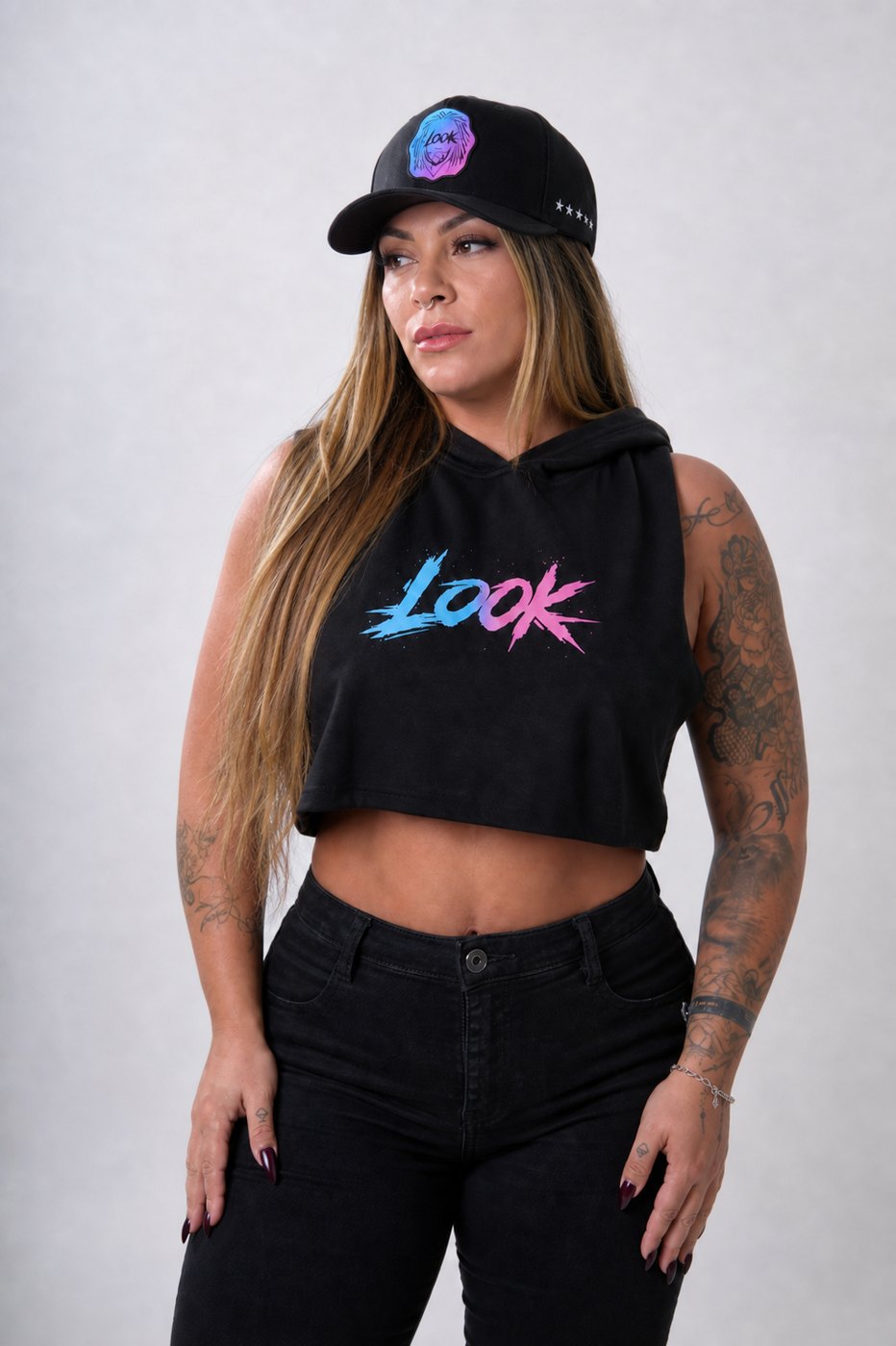 Cropped com Capuz Preto — Frente com logo neon